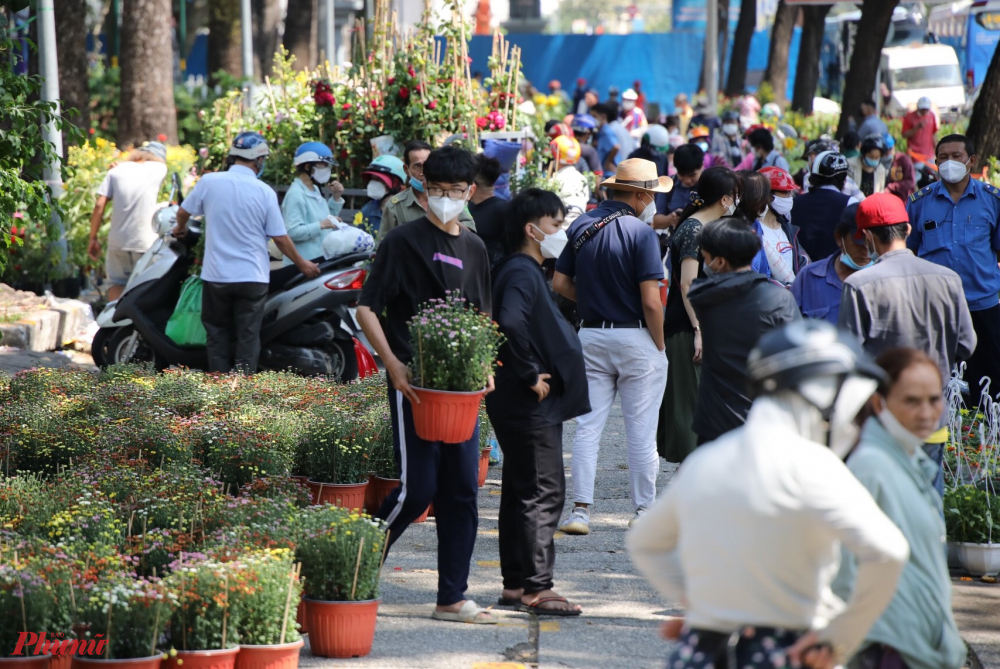 Trưa 29 Tết, chợ hoa công viên 23 Tháng 9 (trung tâm quận 1, TP.HCM) có hàng trăm người đến tìm mua hoa. Đây là thời điểm chợ ngưng hoạt động để trả lại mặt bằng.