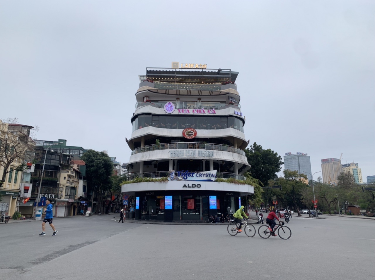 Quảng trường Đông Kinh Nghĩa Thục không bóng phương tiện qua lại.