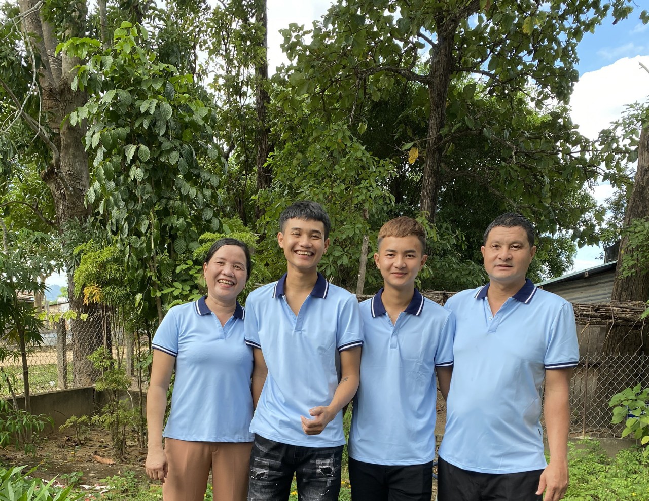 Anh Hà Phẩm Chất – chị Phạm Thị Thư Loan cùng hai con bên vườn thuốc nam của Trạm y tế Ia Mơ.