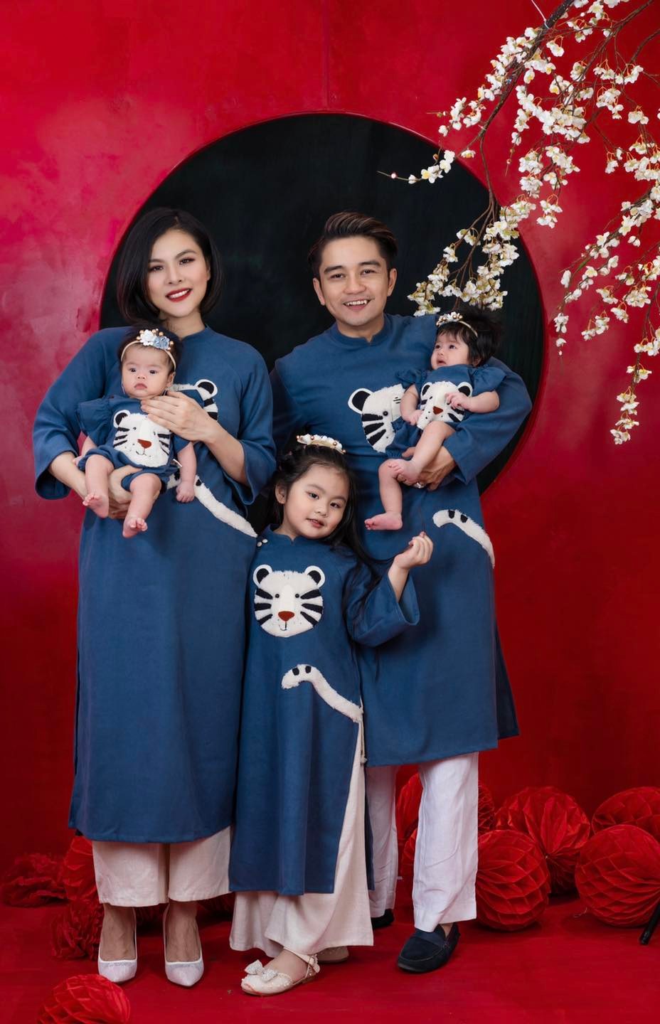 Gia đình diễn viên Vân Trang diện áo dài xanh, hoạ tiết hổ trắng cách điệu vui mắt. Nữ diễn viên vừa sinh con thứ ba cách đây không lâu đã nhanh chóng lấy lại vóc dáng thon gọn.