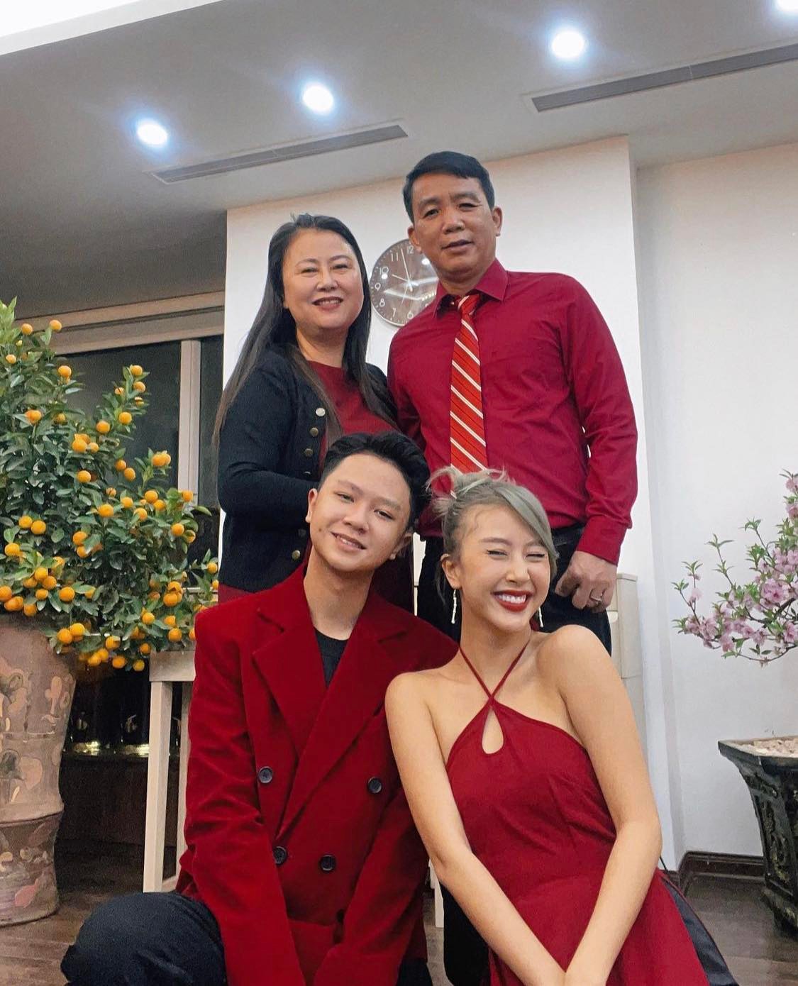 Người mẫu Quỳnh Anh Shyn cùng các thành viên trong gia đình diện đồ với sắc đỏ đồng điệu chúc tụng nhau trong ngày đầu năm, chuẩn bị du xuân.