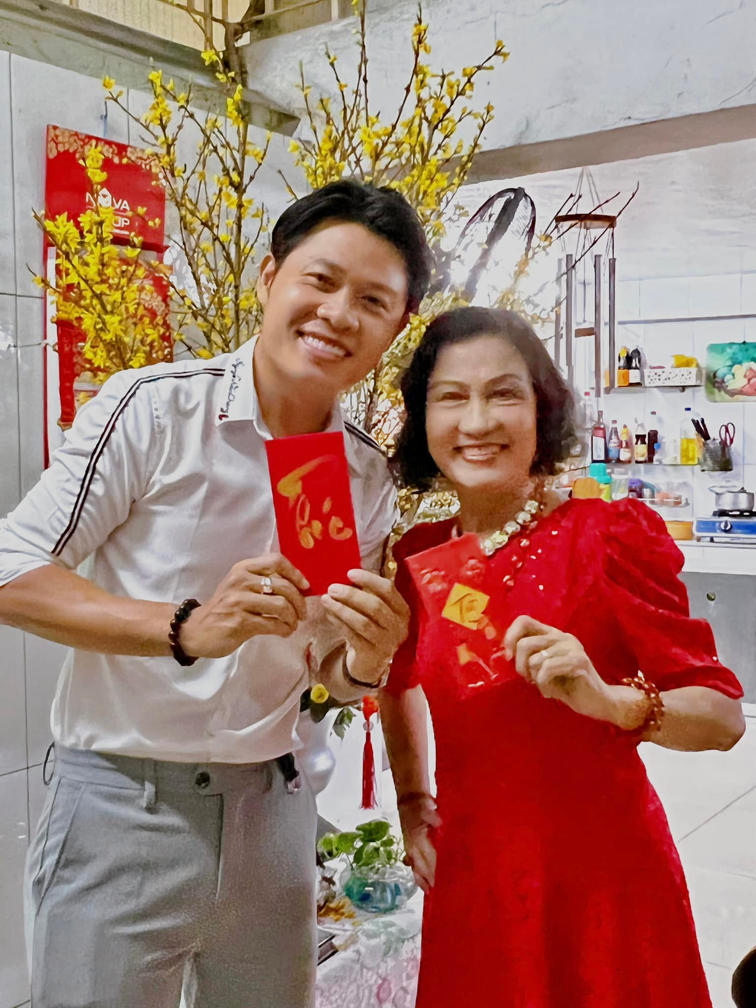 Nhạc sĩ Nguyễn Văn Chung mừng tuổi cha mẹ vào ngày đầu năm. Những tấm thiệp anh đều tự viết tay, gửi những lời chúc ý nghĩa cho từng người.