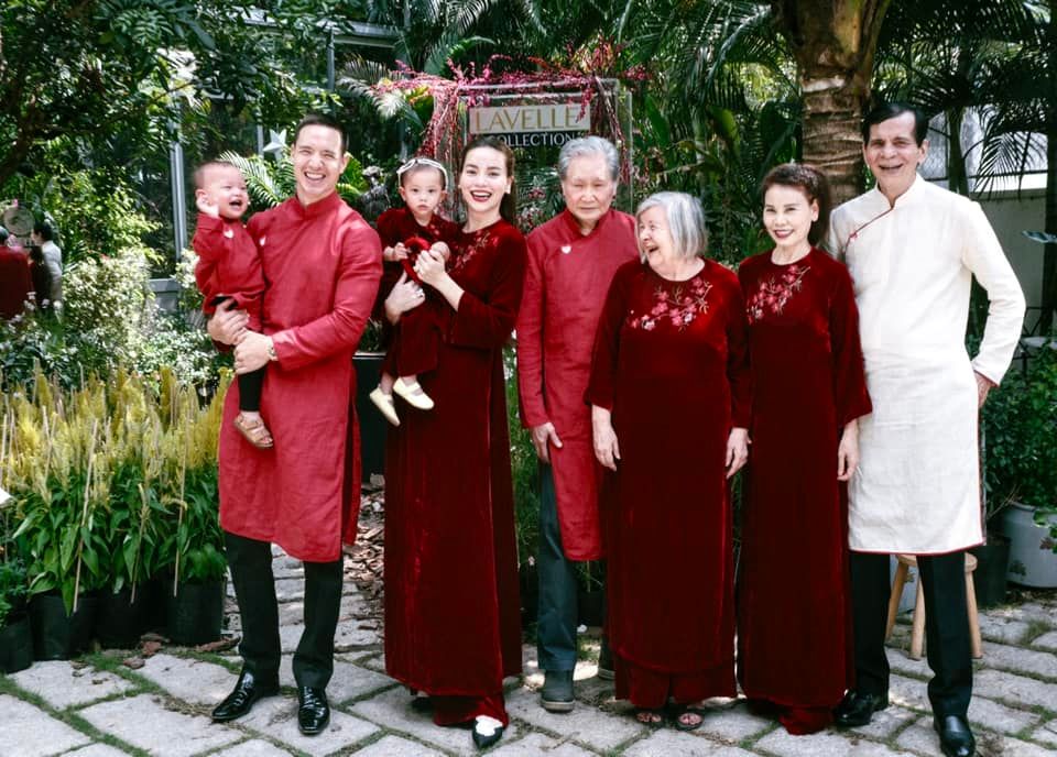 Gia đình ca sĩ Hồ Ngọc Hà và diễn viên Kim Lý mặc áo dài đỏ rực rỡ chụp ảnh lưu niệm cùng cha mẹ hai bên. Cha mẹ của diễn viên Kim Lý từ Thuỵ Điển về Việt Nam khoảng 1 tháng qua để thăm cháu, đón tết cùng con. 