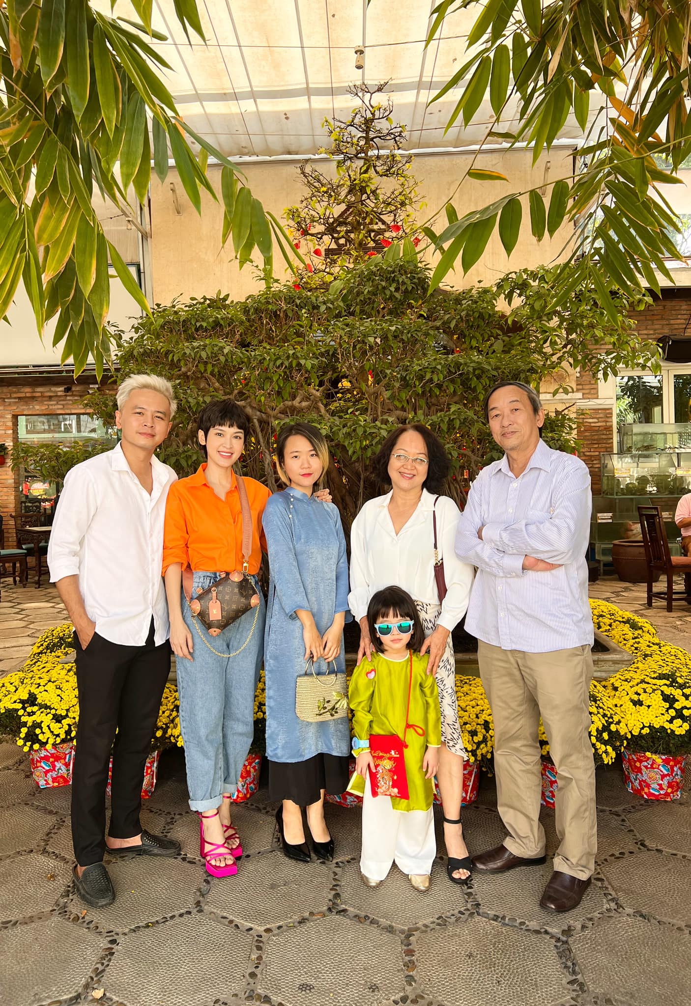 Vợ chồng diễn viên Tú Vi, Văn Anh đưa gia đình di chơi ngày mùng 1. 