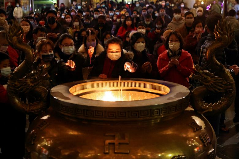 Mọi người đổ xô về các chùa, các đền dâng hương, cầu chúc năm mới nhiều phước lành ở Đài Bắc.