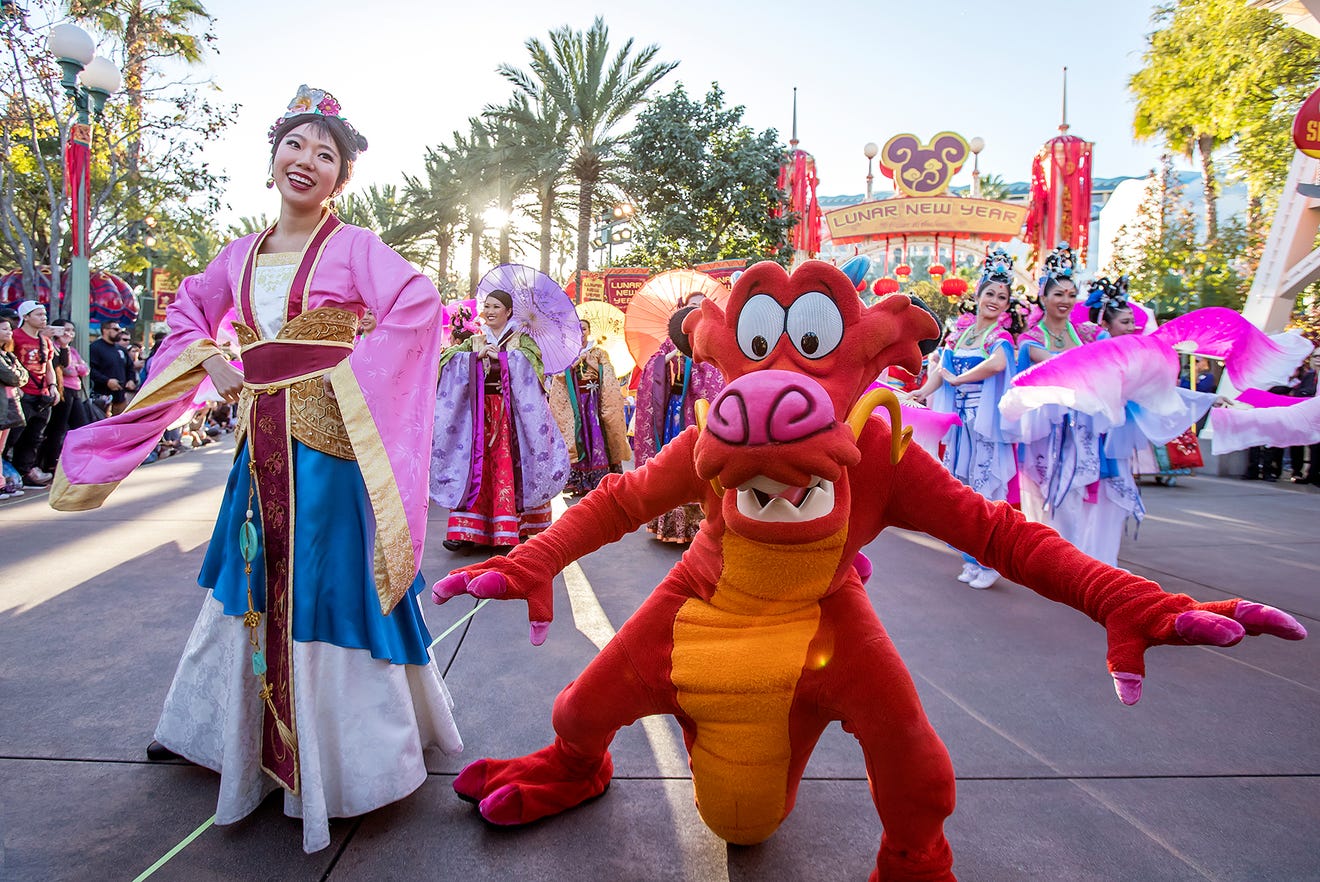 Văn hóa truyền thống đặc trưng của người châu Á được biểu diễn nhân dịp Tết Nguyên Đán tại Mỹ - Ảnh: Joshua Judock/Disneyland Resort