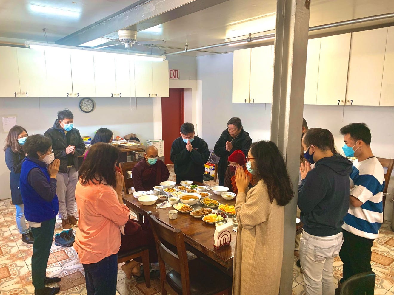 Một gia đình người châu Á quây quần bên nhau trong bữa cơm gia đình ngày Tết Nguyên Đán - Ảnh: Jaclyn/USA Today