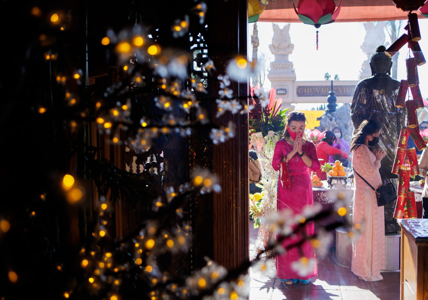 Người Việt đến thăm viếng và thắp hương ngày đầu năm tại chùa Đức Viên, thành phố San Jose (California, Mỹ) - Ảnh: Dai Sugano/Bay Area News Group