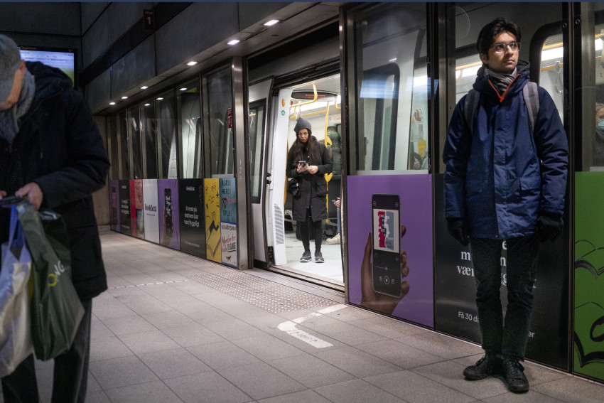 Hành khách đứng tại ga tàu điện ngầm Noerreport ở Copenhagen, Đan Mạch, ngày 1/2.