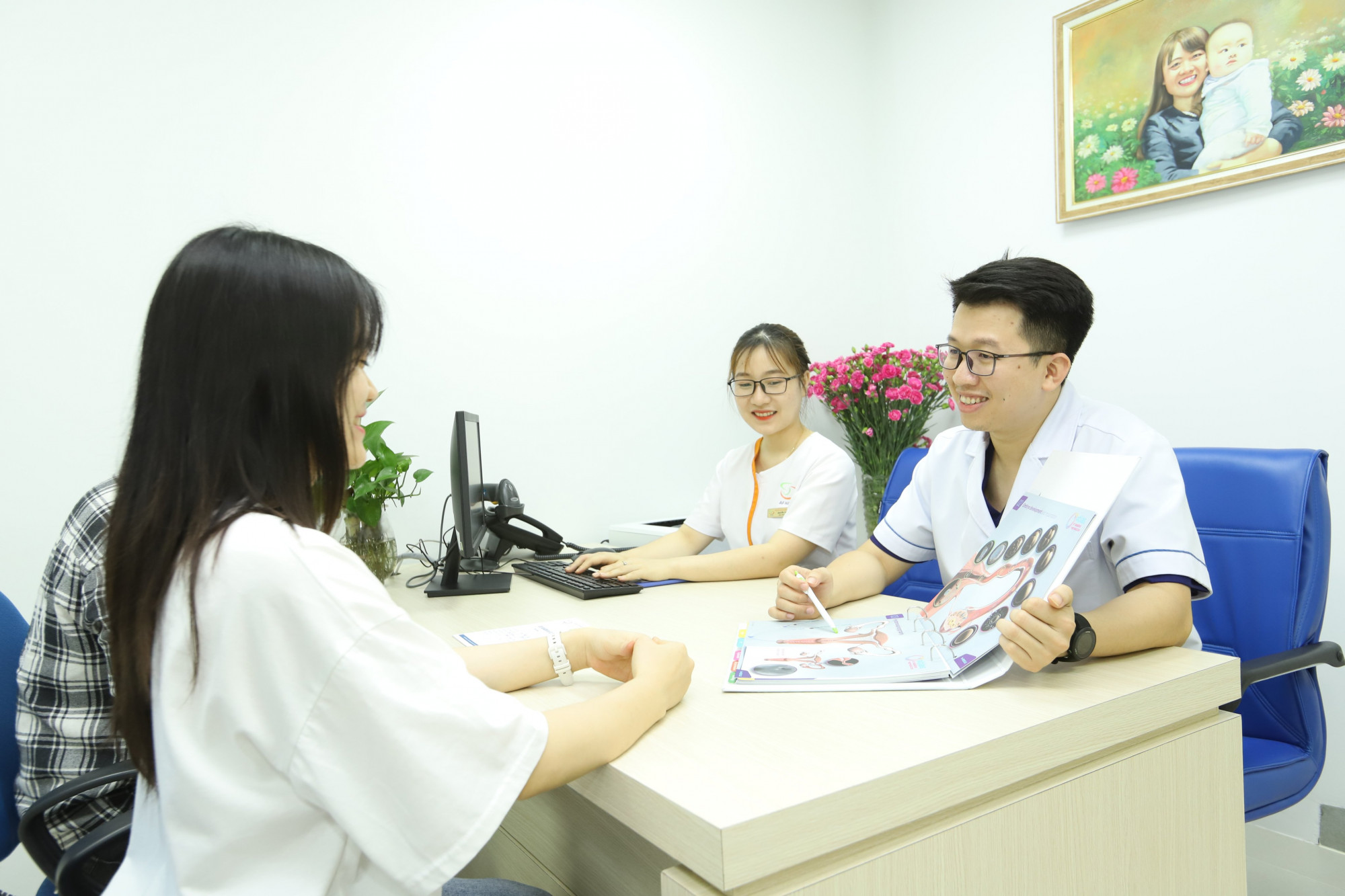 Bác sĩ Nguyễn Thành Trung thăm khám cho bệnh nhân