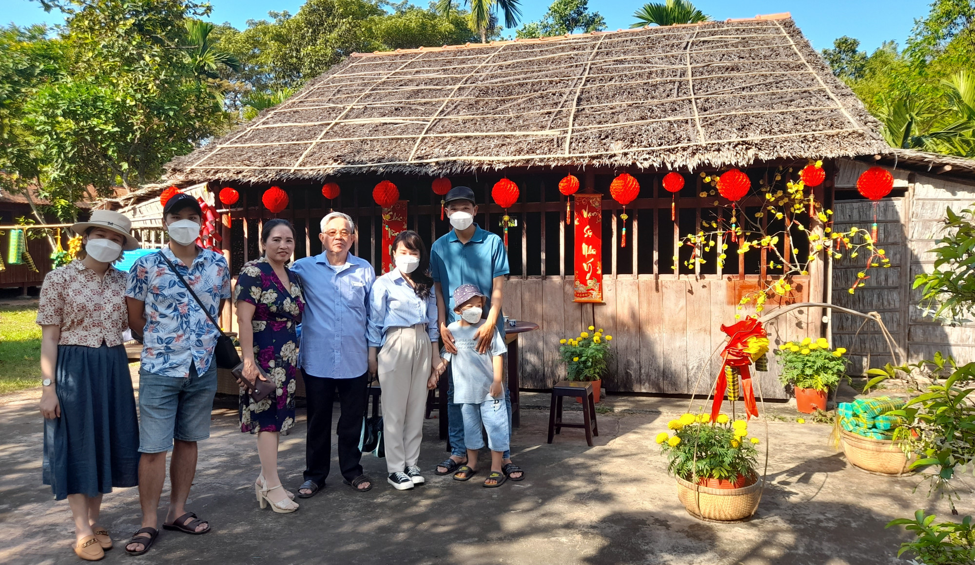 Gia đình anh Nguyễn Duy Thông, chị Nguyễn Thị Oanh (phường Hòa Thuận, Cao Lãnh) viếng khu di tích và thăm làng Hòa An xưa