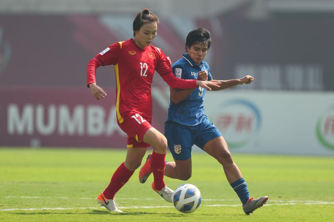 Các cầu thủ nữ Việt Nam có trận đấu trên cơ các nữ cầu thủ Thái Lan