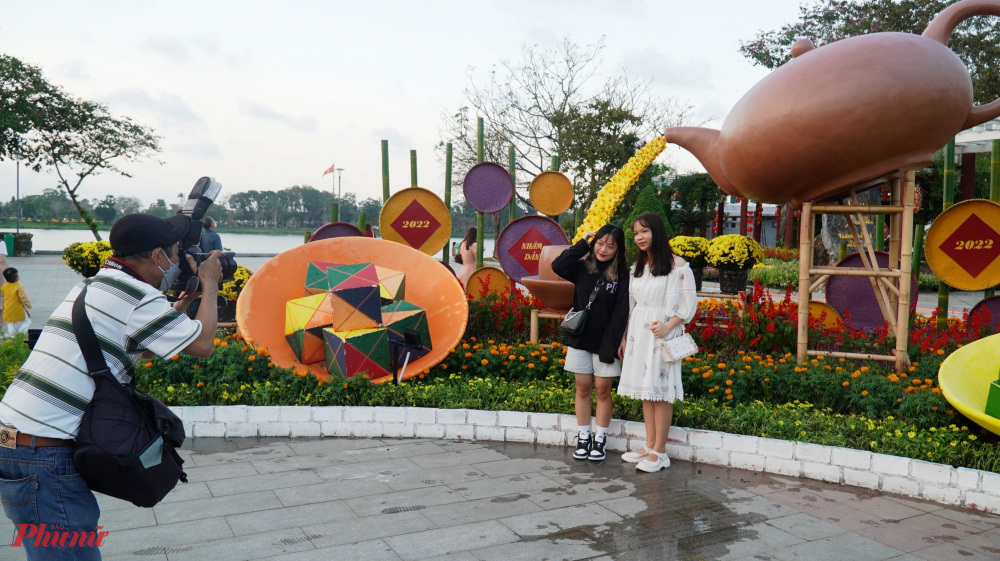 Một cụm trang trí, sắp đặt đầy màu sắc giữa hoa viên thu hút đông đảo bạn trẻ đến chụp hình