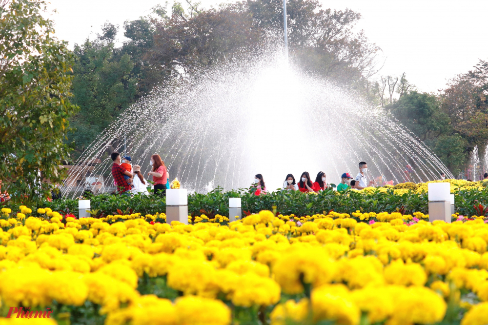 Đài phun nước nghệ thuật đối diện trụ sở UBND tỉnh Thừa Thiên- Huế được 'bao bọc' bởi những mảng hoa lá đầy màu sắc