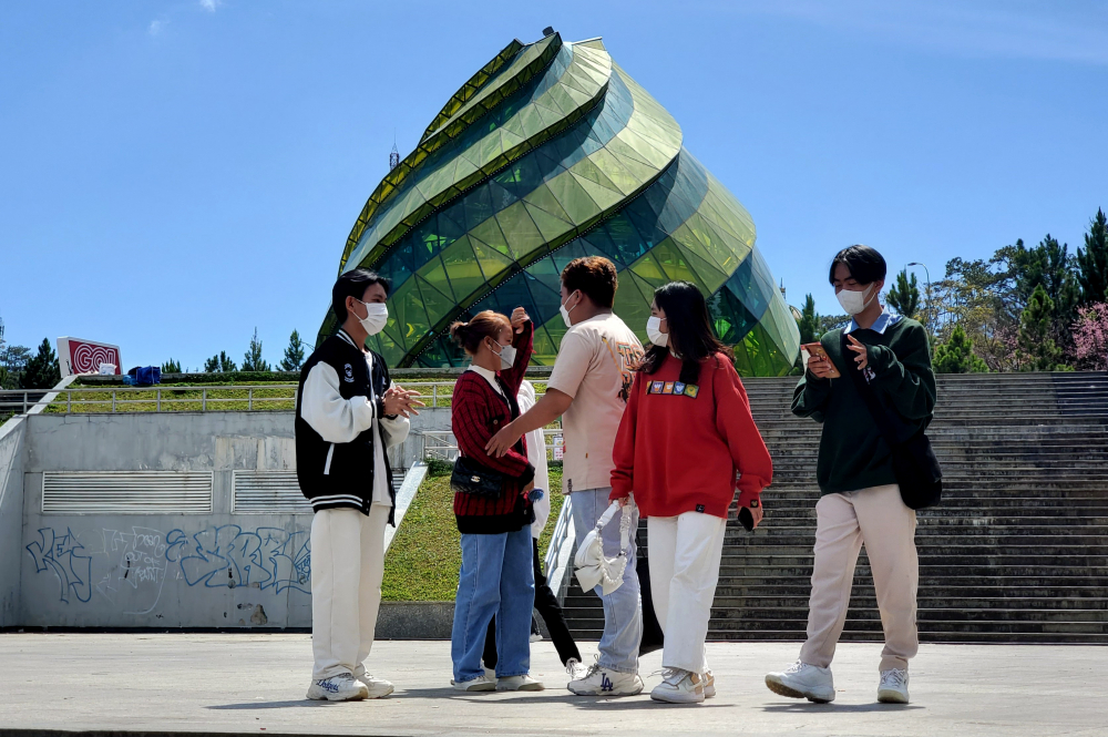 Theo Sở Văn hóa - Thể thao - Du lịch tỉnh Lâm Đồng, Tổng lượng khách du lịch đến tham quan, lưu trú trên địa bàn tỉnh Lâm Đồng từ ngày 29/01/2022 đến ngày 02/02/2022 (tức ngày 27 tháng Chạp đến sáng ngày 02 Tết Nhâm Dần) đạt khoảng 27.000 lượt khách, trong đó khách quốc tế là 2.172 lượt khách. Riêng thành phố Đà Lạt có khoảng 25.000 lượt khách đến tham quan, lưu trú; trong đó khách quốc tế là 2.142 lượt khách.  