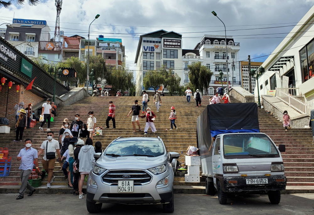 Tại chợ Đà lạt, lúc khoảng 14g thì nhiều đoàn du khách đang đổ về du xuân.