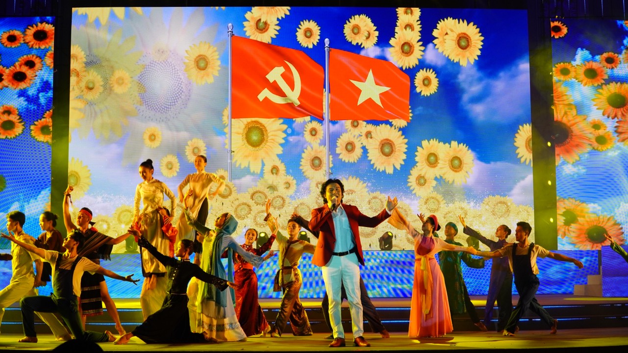 Ca sĩ Phạm Thế Vĩ mang đến những giai điệu hào hùng trong ca khúc Lá cờ Đảng. Lời bài hát nói về niềm tin, sự soi đường của Đảng trong công cuộc đấu tranh giành độc lập, tự do cho đất nước, dân tộc.