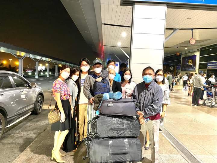 Đại gia đình chị Thanh tiễn Kha Đạt ra sân bay