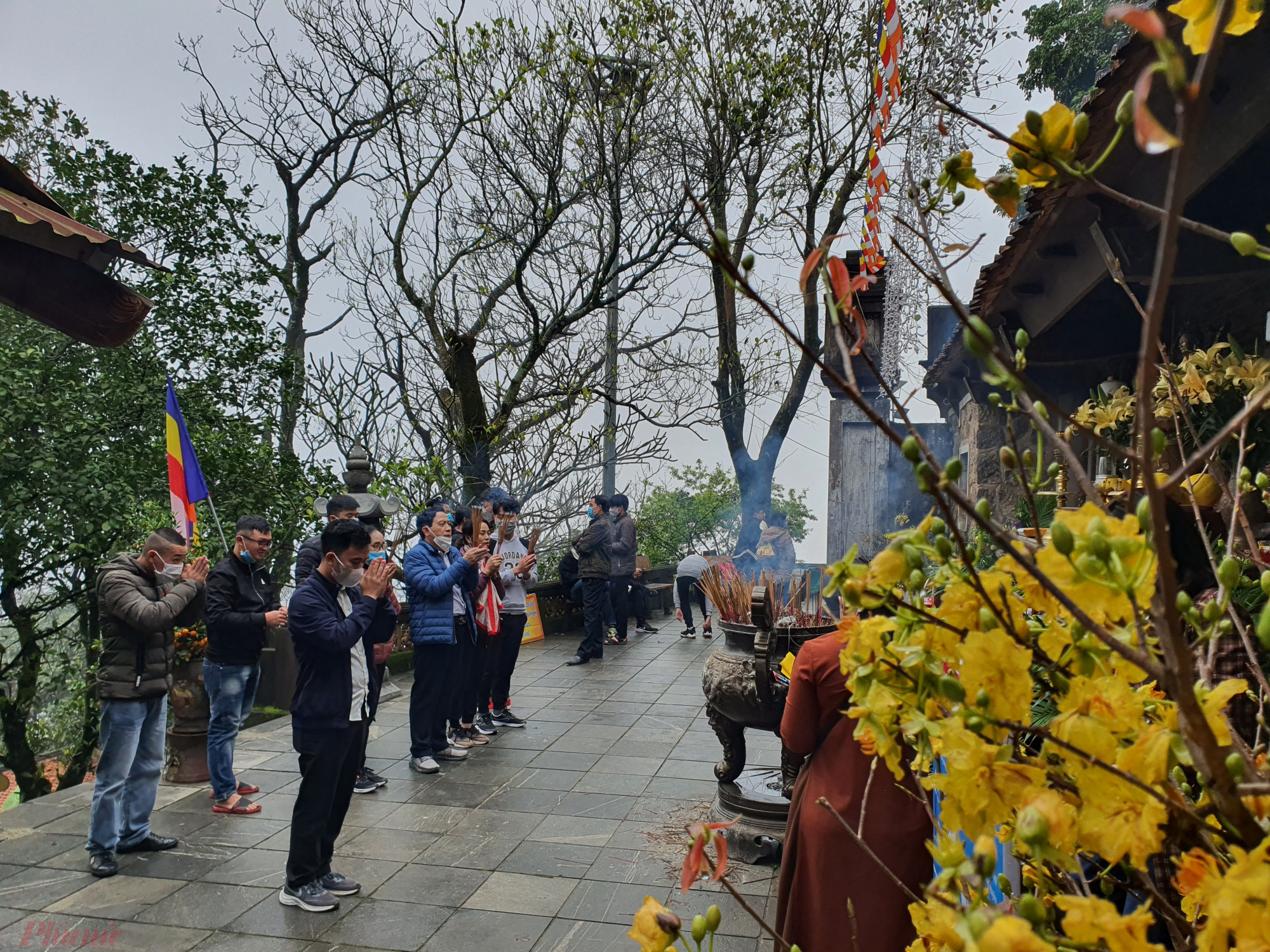 Trong mưa lạnh của mùa xuân, du khách vẫn thành tâm lên chùa Hương hành lễ, cầu mong một năm mới an lành và thưởng ngoạn cảnh sắc núi Hồng
