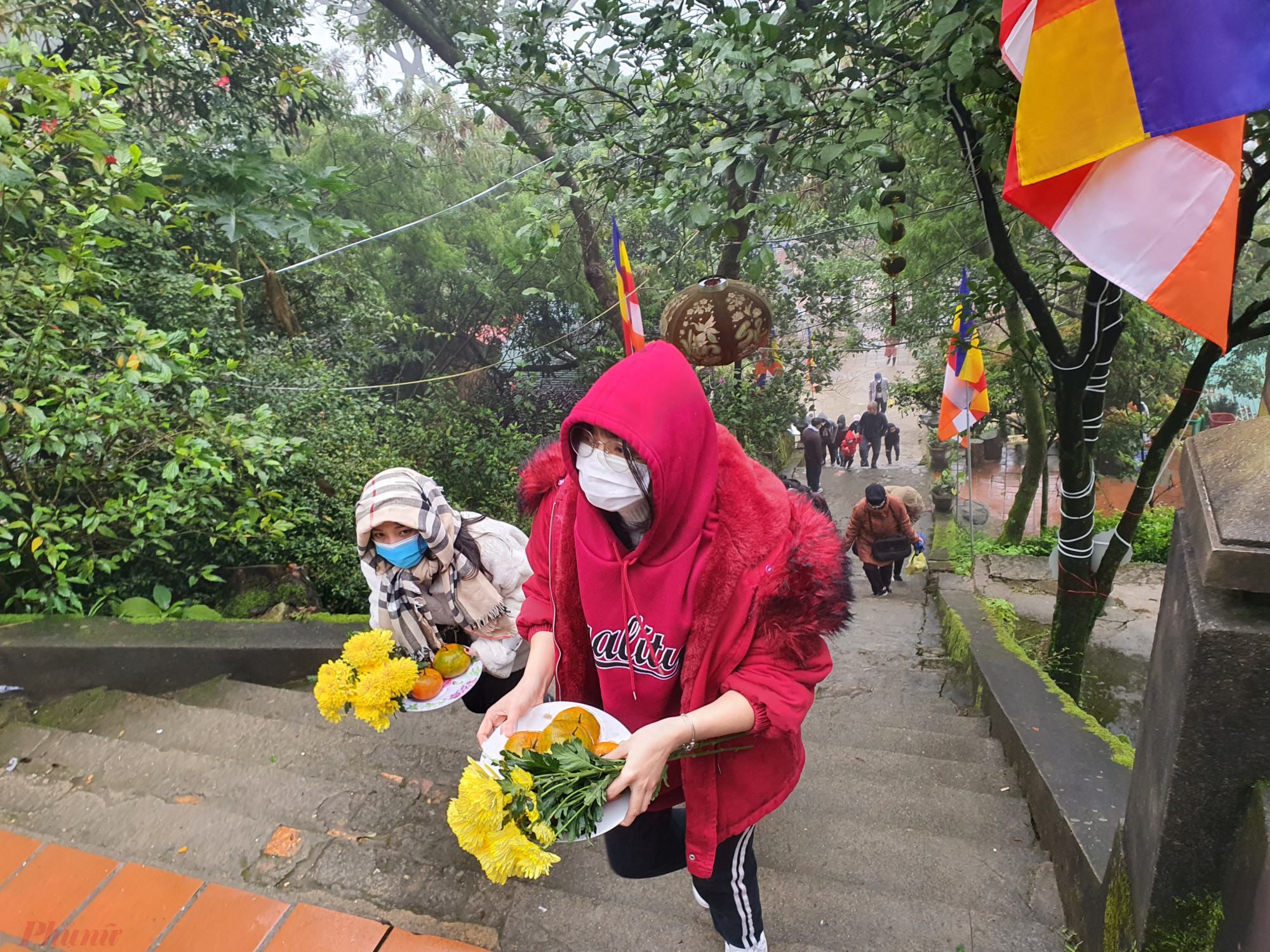 Theo thống kê của BQL Khu du lịch chùa Hương Tích (Can Lộc, Hà Tĩnh), từ ngày 29 đến mồng 2 tết, có hơn 1.200 lượt khách đến chùa du xuân. Công tác an ninh trật tự, phòng chống dịch được thực hiện nghiêm túc.