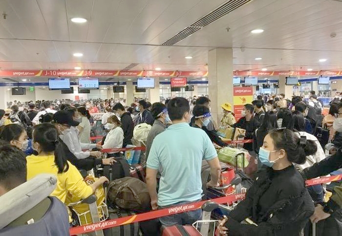 Hành khách chờ làm thủ tục check-in tại sân bay Tân Sơn Nhất