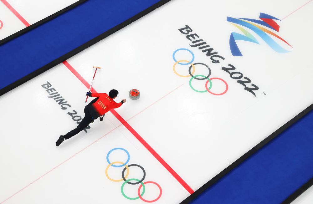 VĐV Ling Zhi của Trung Quốc thi đấu với đội Thụy Điển trong sự kiện đẩy đá vòng tròn đôi nam nữ tại Thế vận hội mùa đông Bắc Kinh 2022  