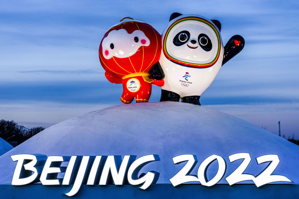 Shuey Rhon Rhon (trái), linh vật của Thế vận hội  Paralympic mùa đông 2022 và Bing Dwen Dwen, linh vật của Thế vận hội Olympic mùa đông 2022, đứng cùng nhau tại Làng Olympic ở Bắc Kinh