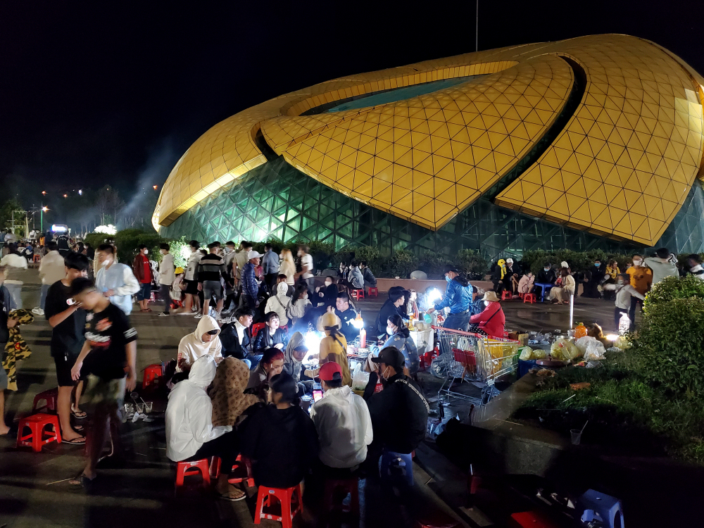 Trên quảng trường Lâm Viên, hàng chục ngàn du khách cũng đến dạo mát, ăn uống