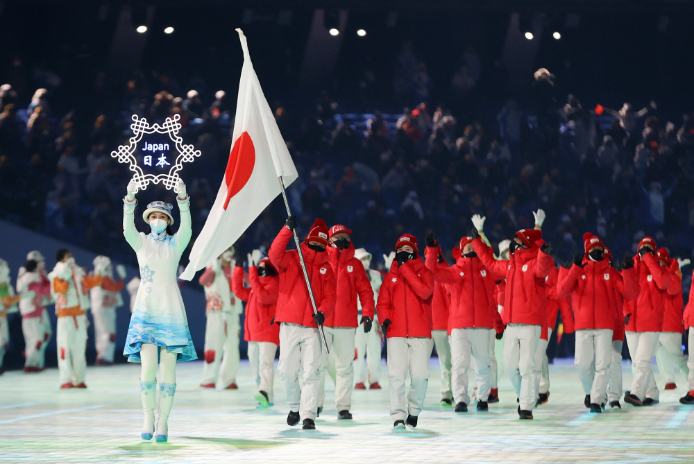 Người mang cờ Arisa Go và Akito Watabe dẫn đầu Đội Nhật Bản trong lễ khai mạc