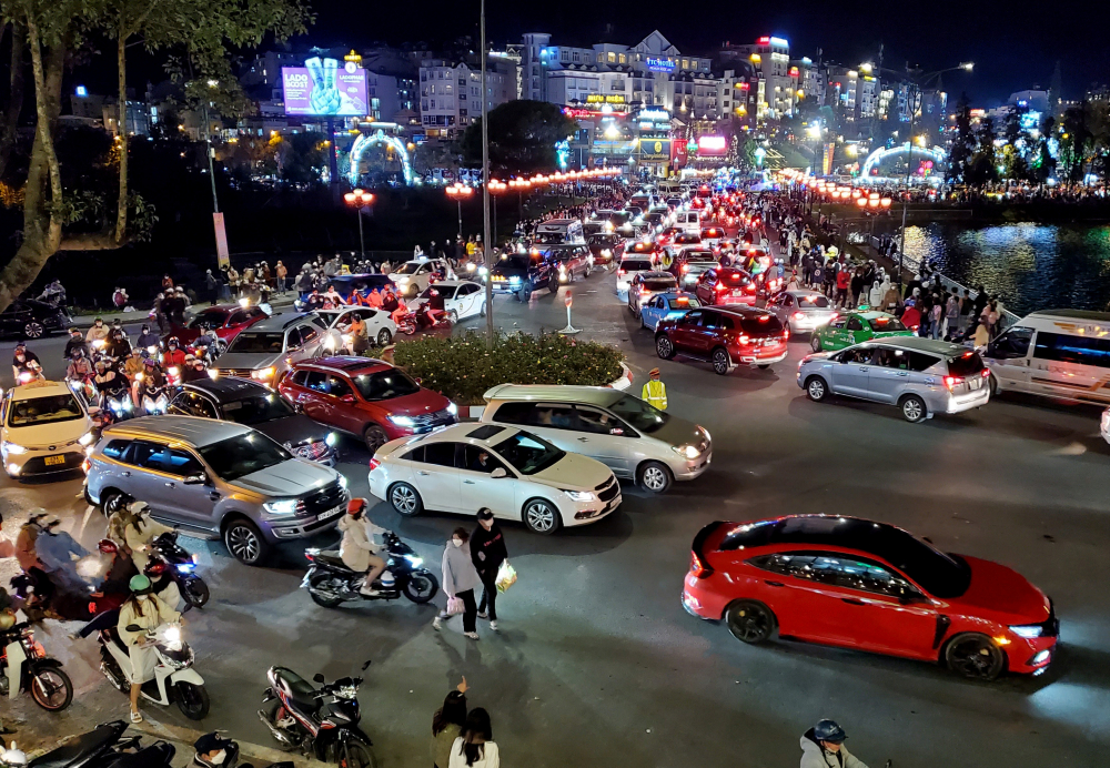 Hai hướng đường Trần Quốc Toản nối chợ Đà Lạt với ùn tắc nhiều giờ dù có lực lượng CSGT phân luồng.
