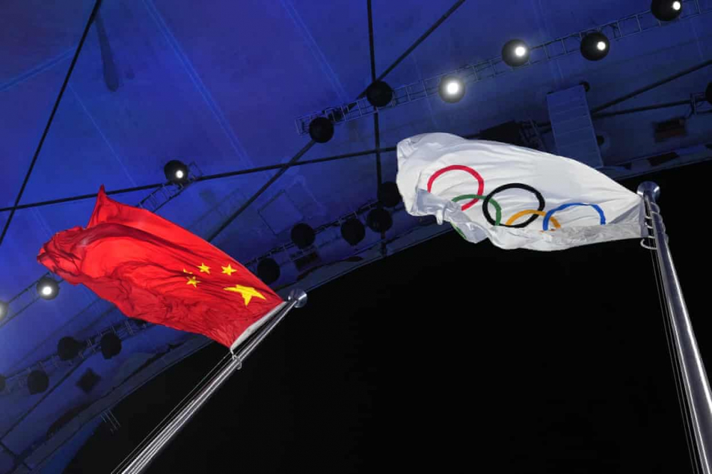 Cờ Olympic và cờ Cộng hòa Nhân dân Trung Hoa hiện đang tung bay cạnh nhau trong sân vận động quốc gia ở Bắc Kinh