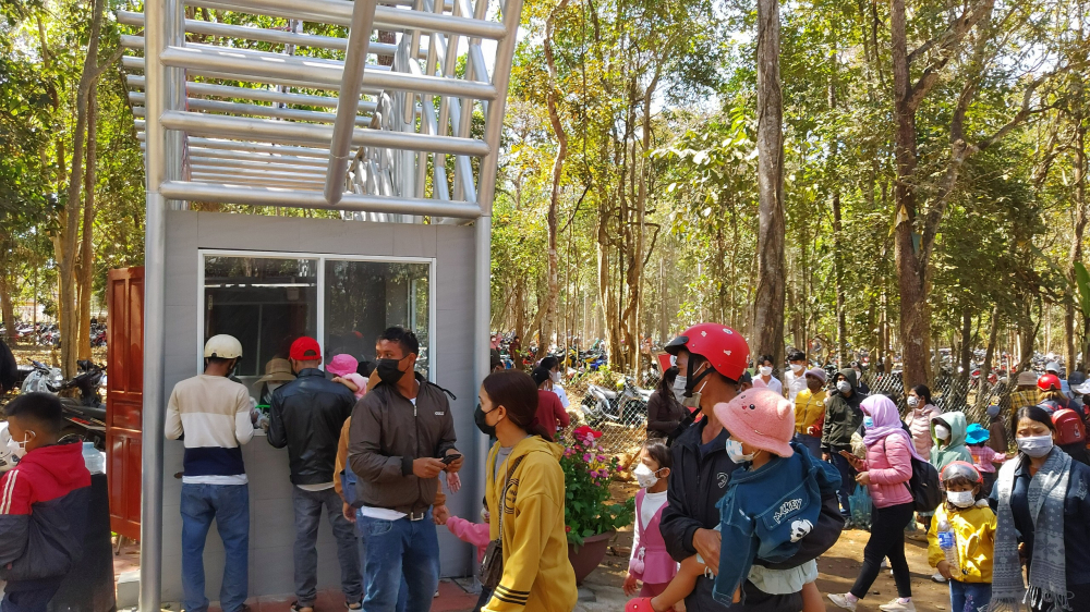 Người dân nườm nượp đến tham quan, vui xuân tại các điểm du lịch trên địa bàn tỉnh Đắk Nông