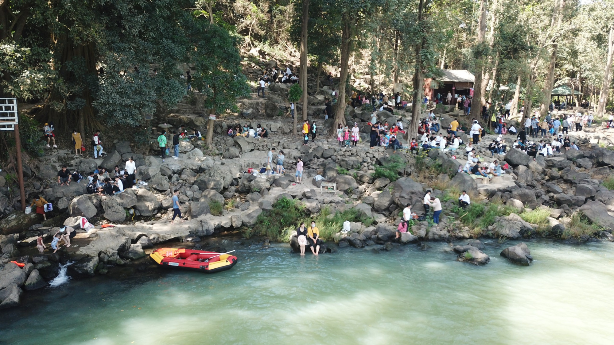 Khách du lịch ồ ạt đến tham quan tại thác Dray Sáp, tỉnh Đắk Nông