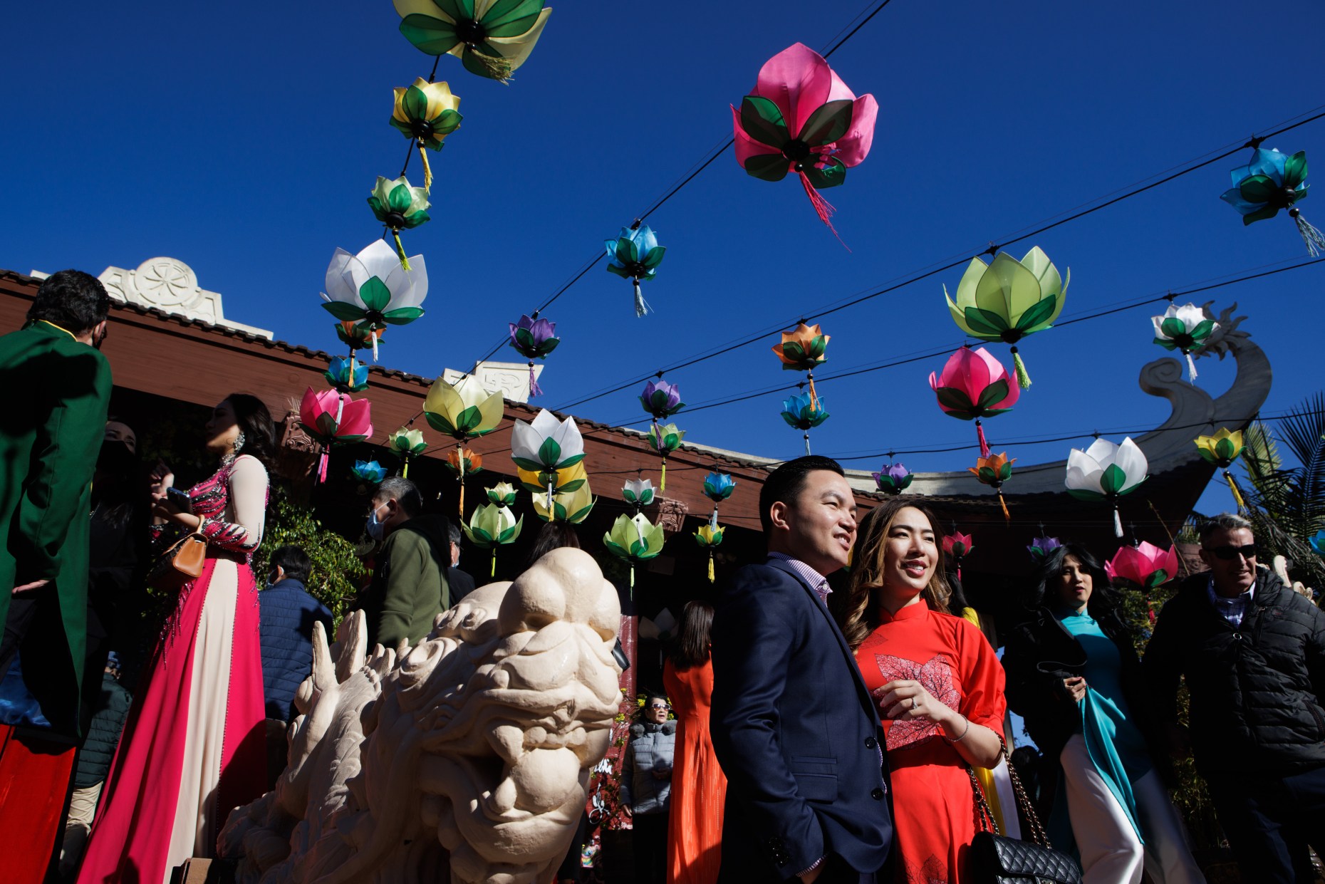 Người Việt ở Mỹ đi lễ chùa cầu an đầu năm mới - Ảnh: Dai Sugano/Bay Area News Group
