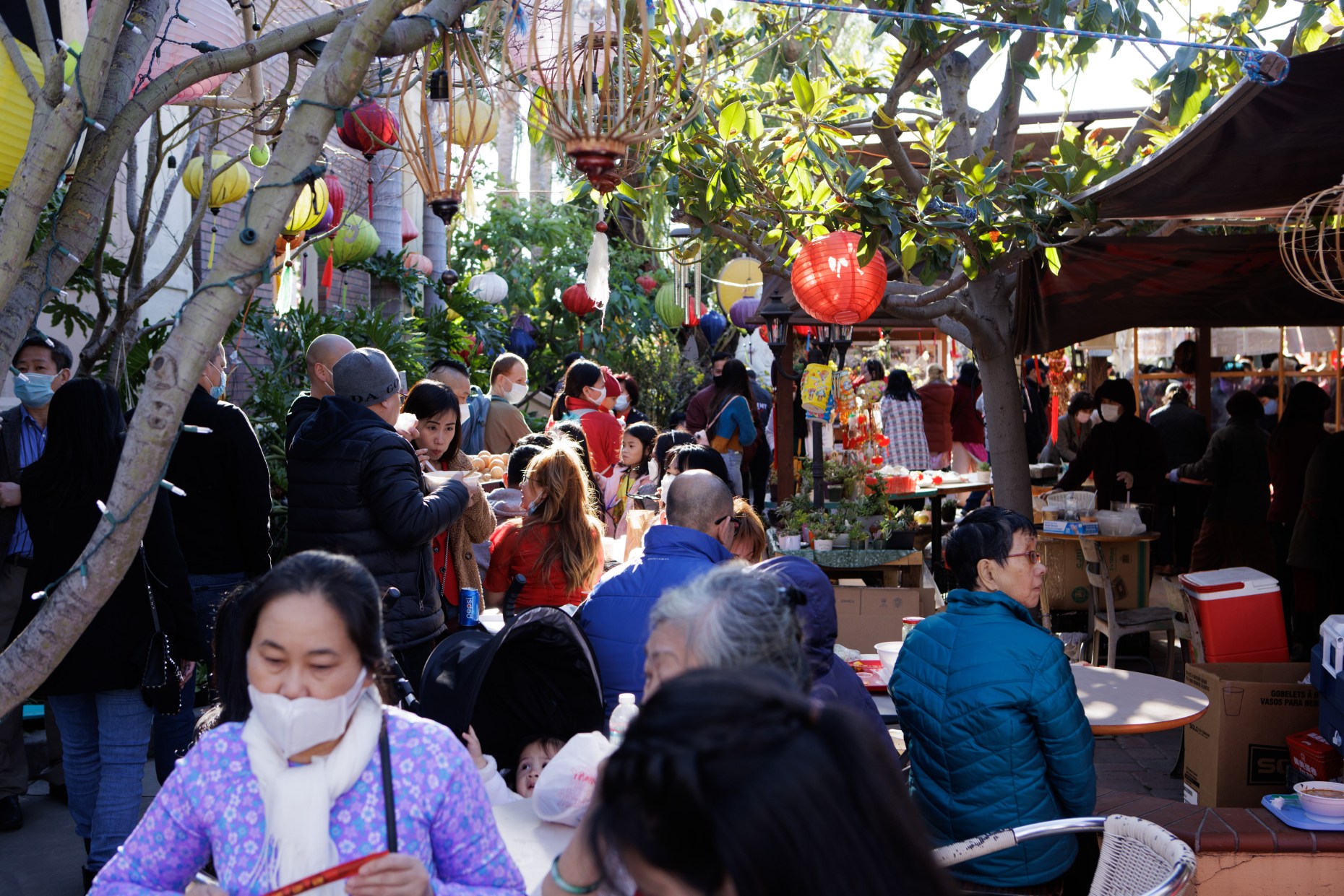 Người Việt tại Mỹ thường hẹn hò người thân, bạn bè đến vui chơi ăn uống dịp Tết Nguyên Đán ở những khu vực có đông người châu Á - Ảnh: Dai Sugano/Bay Area News Group
