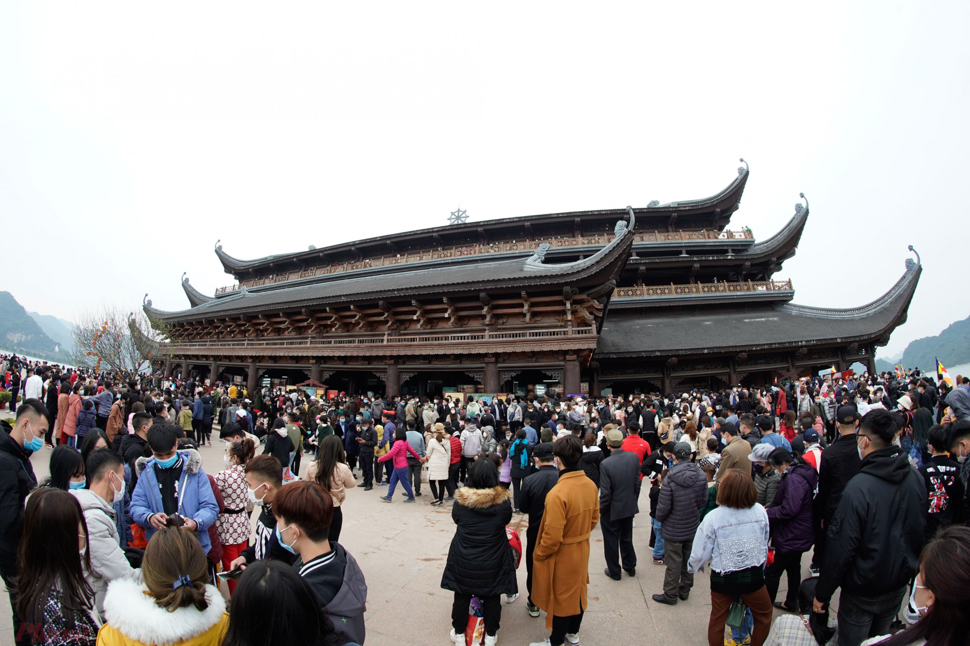 Theo ghi nhận của PV, ngày 5/2 (tức mồng 5 Tết), hàng nghìn du khách từ khắp nơi đã đổ về khu du lịch chùa Tam Chúc, huyện Kim Bảng, tỉnh Hà Nam, để chiêm bái, tham quan, du lịch... 