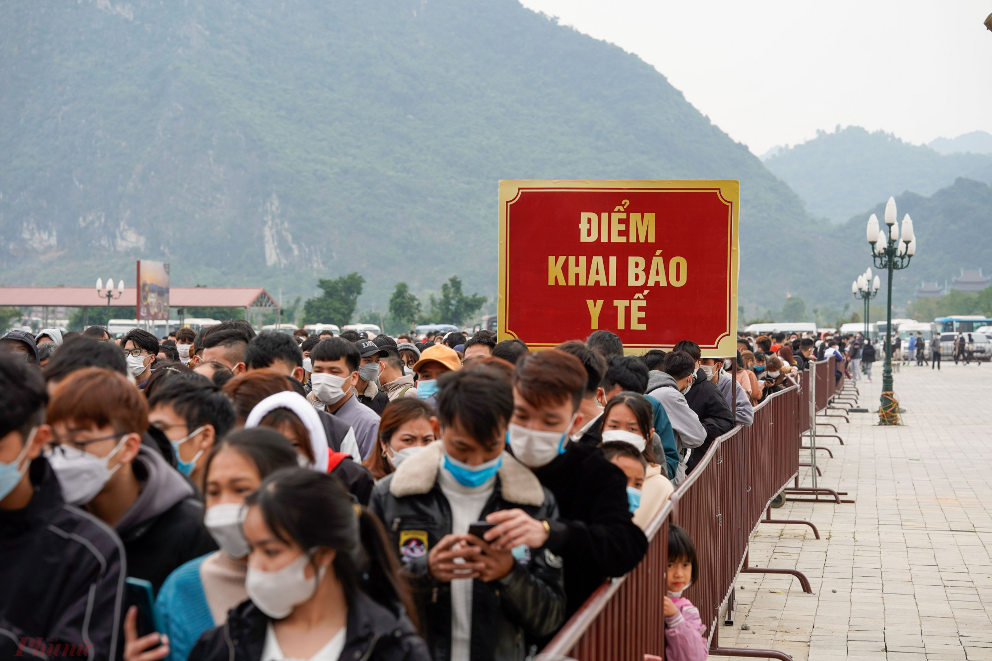 Khu vực khai báo y tế tại chùa Tam Chúc chật kín người.