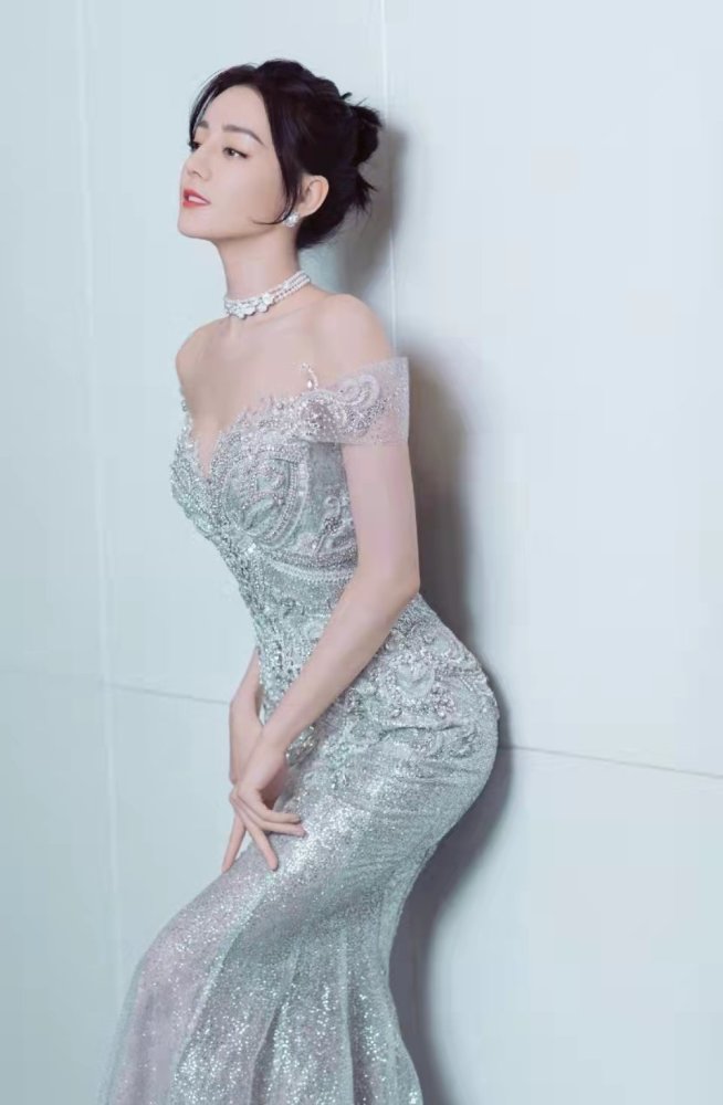 Chiếc đầm màu xám bạc, dáng đuôi cá có đính kết pha lê lấp lánh được các phương tiện truyền thông Trung Quốc dành nhiều lời ngợi khen, không chỉ giúp nữ diễn viên nổi bật trên sân khấu mà còn khéo léo khoe tỉ lệ cơ thể vàng của mỹ nhân Tân Cương.