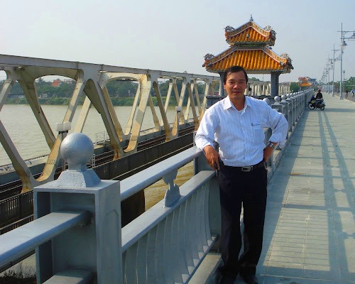 Trong khi đó một số người khác lại lựa chọn đứng trên cầu Dã Viên mới để chụp hình có chiếc cầu Bạch Hổ có tuổi đời trăm năm để kỷ niệm
