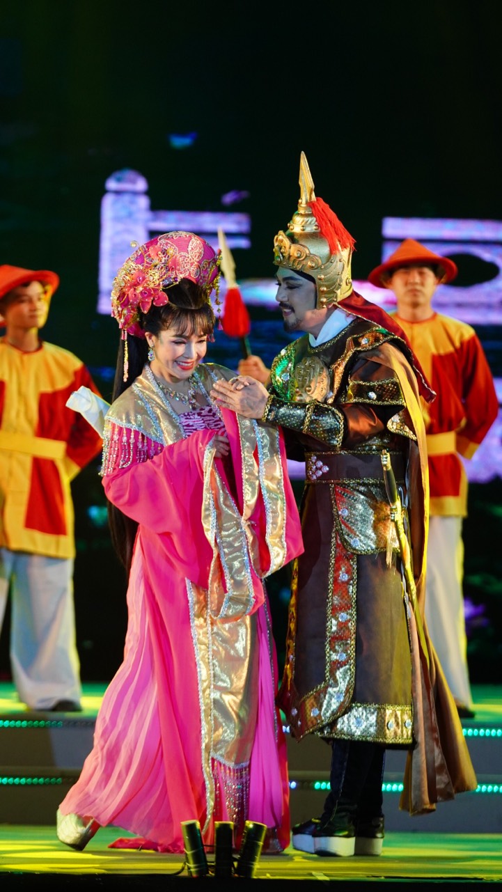 NSƯT Lê Hồng Thắm vào vai công chúa Ngọc Hân trong ca cảnh Bài ca Thăng Long, kết hợp cùng nghệ sĩ Minh Trường trong vai Nguyễn Huệ.