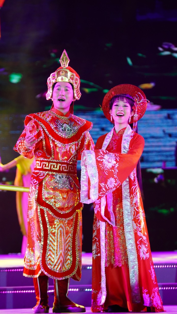 Ngoài ra, trong chương trình, ca sĩ Ánh Ngọc cũng hoá thân thành công chúa Ngọc Hân trong tiết mục Lá thắm chỉ hồng, kết hợp với ca sĩ Nguyễn Phi Hùng - vai Nguyễn Huệ. 