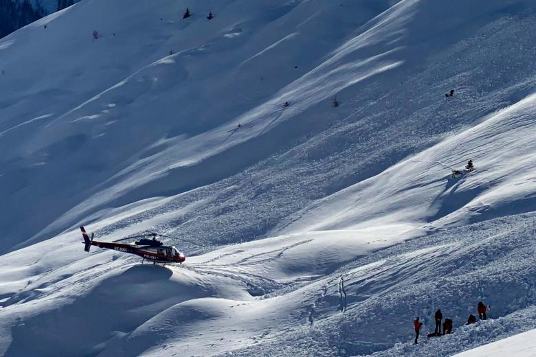 Một máy bay trực thăng của cảnh sát và các đội cấp cứu làm việc tại địa điểm xảy ra một trận tuyết lở ở Áo, vào ngày 4 tháng 2 năm 2022