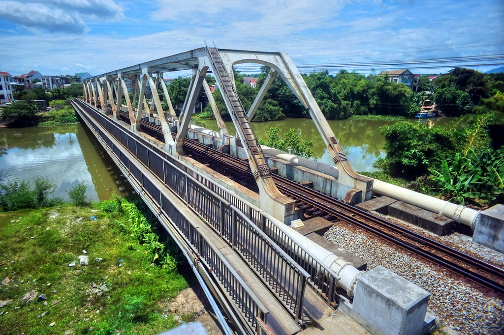 Một góc cầu Bạch Hổ bắc qua dòng Hương thơ mộng