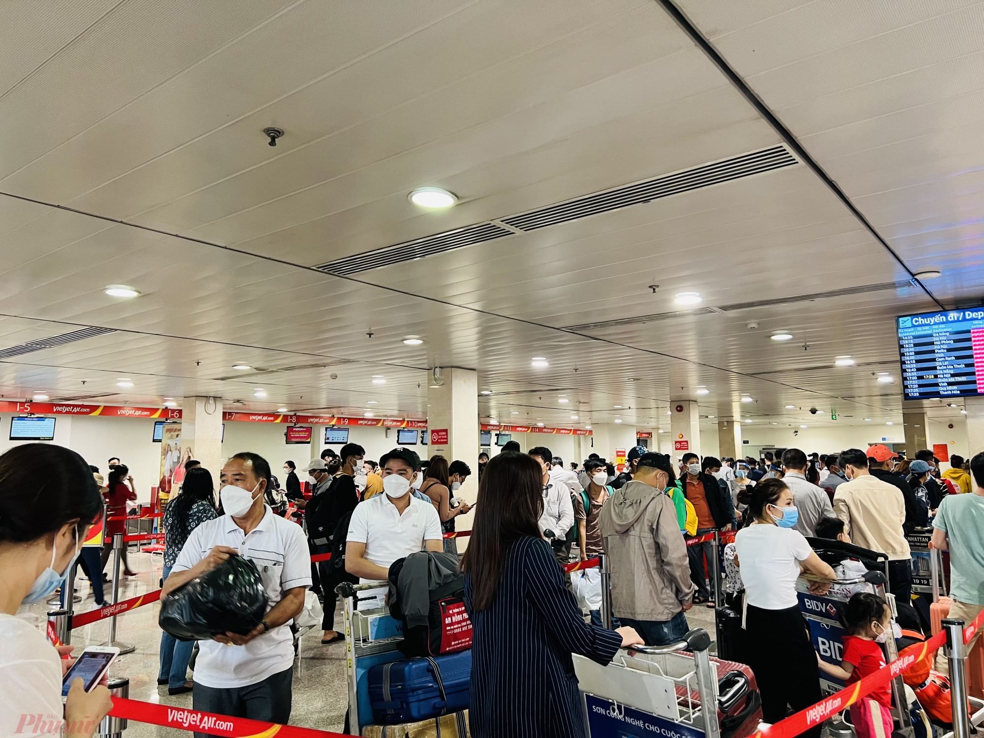 Khách hàng rồng rắn làm thủ tục hàng không tại sân bay quốc tế Tân Sơn Nhất trước Tết Nguyên đán Nhâm dần 2022. Ảnh: Quốc Thái