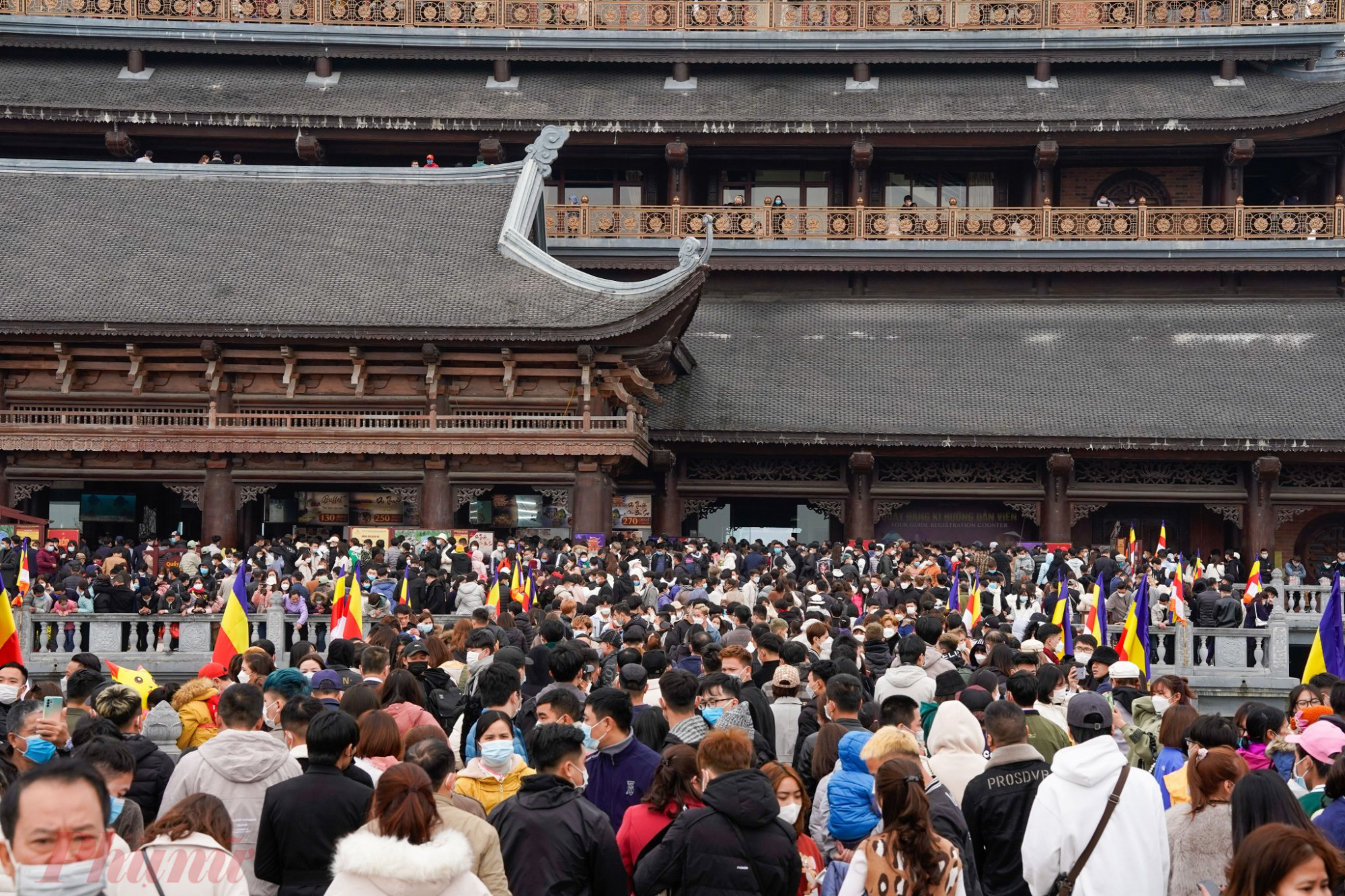 Cảnh hàng nghìn người chen chân vào khu du lịch chùa Tam Chúc ngày đầu năm mới