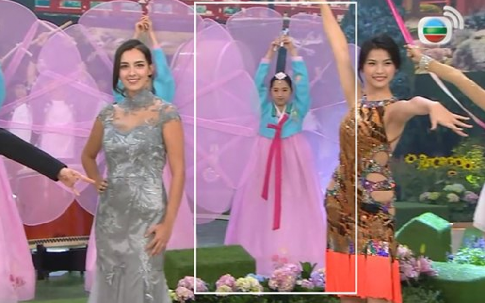 Vũ công phía sau các thí sinh tại cuộc thi Hoa hậu Hồng Kông 2020 diện trang phục tương tự Hanbok