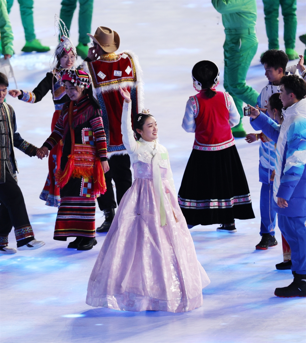 nghệ sĩ Trung Quốc mặc trang phục truyền thống của Hàn Quốc trên sóng hanbok trong lễ khai mạc Thế vận hội mùa đông Bắc Kinh 2022 