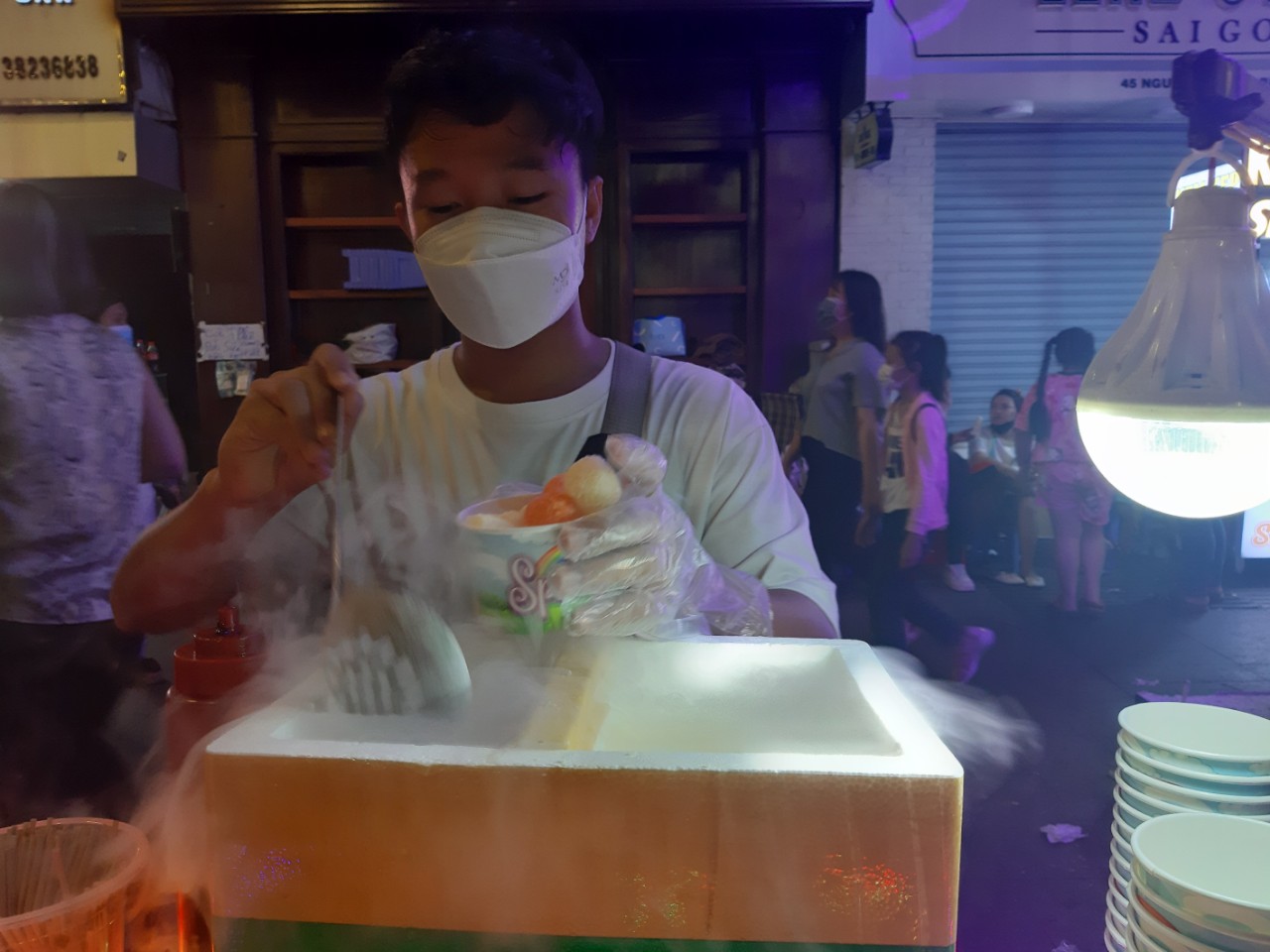Cậu sinh viên và thùng kem khói độc đáo trên đường hoa Nguyễn Huệ. Ảnh: T.A.A