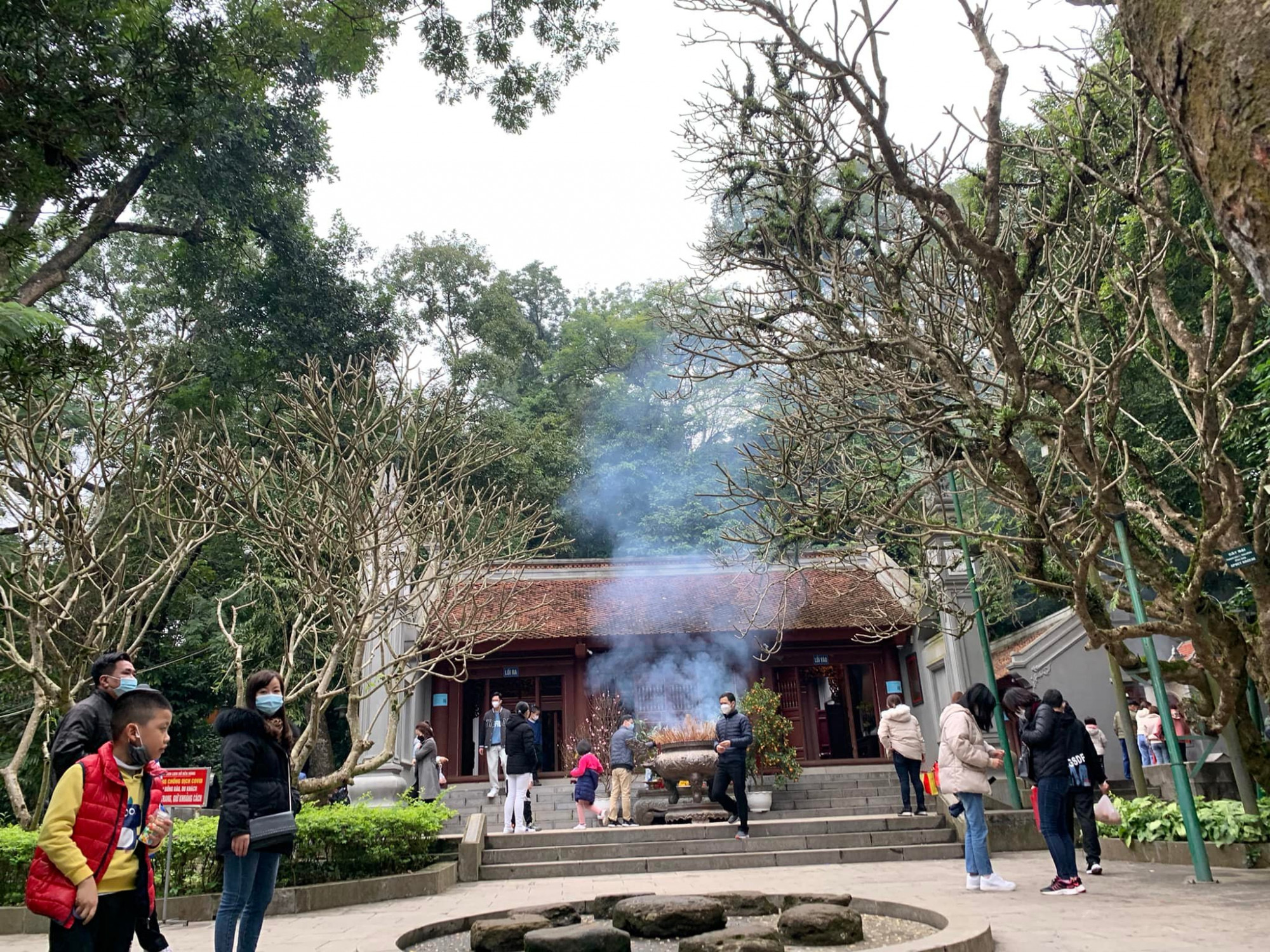 Ở sân đền Trung, nơi giữa ngọn núi Nghĩa Lĩnh, luôn có bóng em nhỏ thành kính trước khói nhang nghi ngút. 