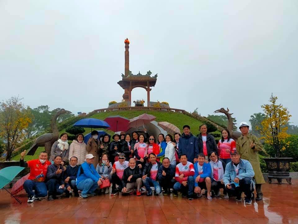 Không quản ngại thời tiết mưa lạnh, nhiều hội nhóm đã đến viếng và chụp ảnh lưu niệm ngày tết ở Thành cổ Quảng Trị. Ảnh từ Fb Bình Yên